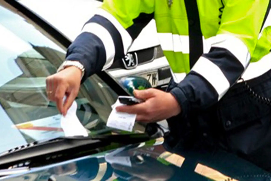 Multas con el coche parado que te pueden poner